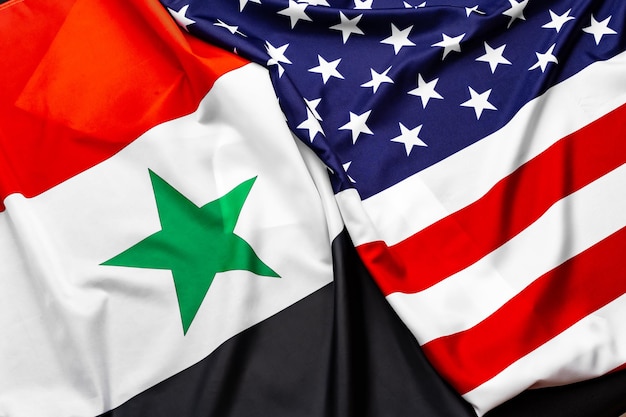 アメリカ合衆国国旗とシリア国旗