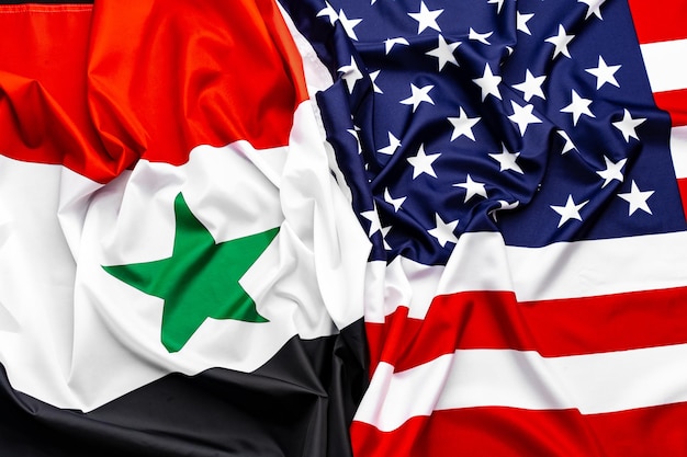 アメリカ合衆国国旗とシリア国旗