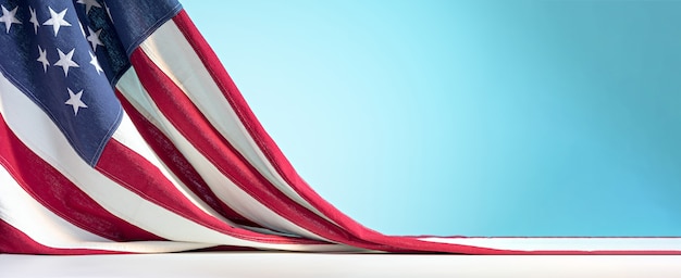 Флаг соединенных штатов америки на белом столе на фоне голубого неба празднование четвертого июля или день независимости сша