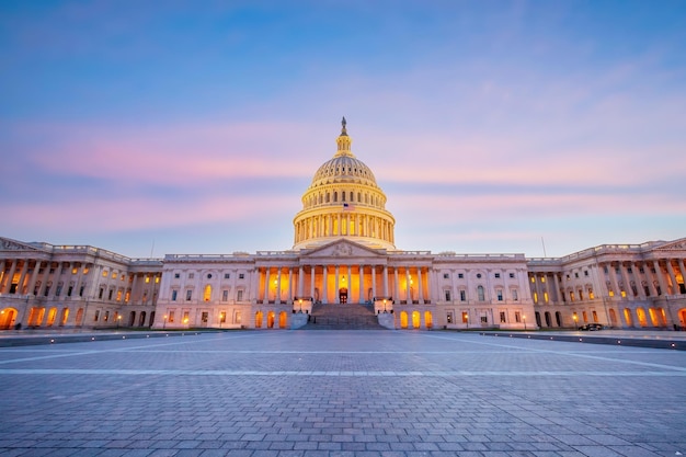 워싱턴 DC에 있는 미국 캐피톨 빌딩 (United States Capitol Building) 은 해가 지고 있는 미국 랜드마크이다.