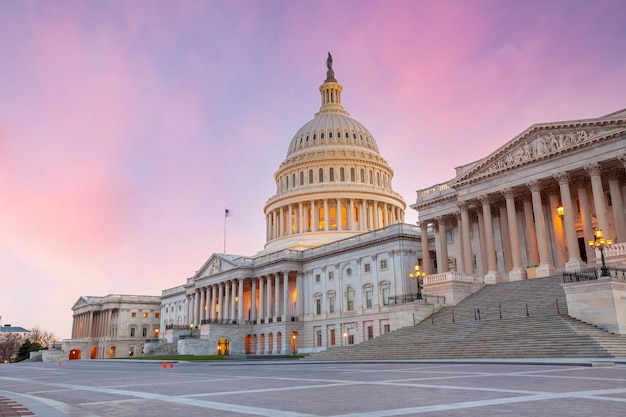 워싱턴 DC에 있는 미국 캐피톨 빌딩 (United States Capitol Building) 은 해가 지고 있는 미국 랜드마크이다.