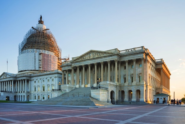 Il campidoglio degli stati uniti si trova sulla cima di un campidoglio a washington. l'architetto dell'edificio era william thornton e l'edificio fu completato nel 1800