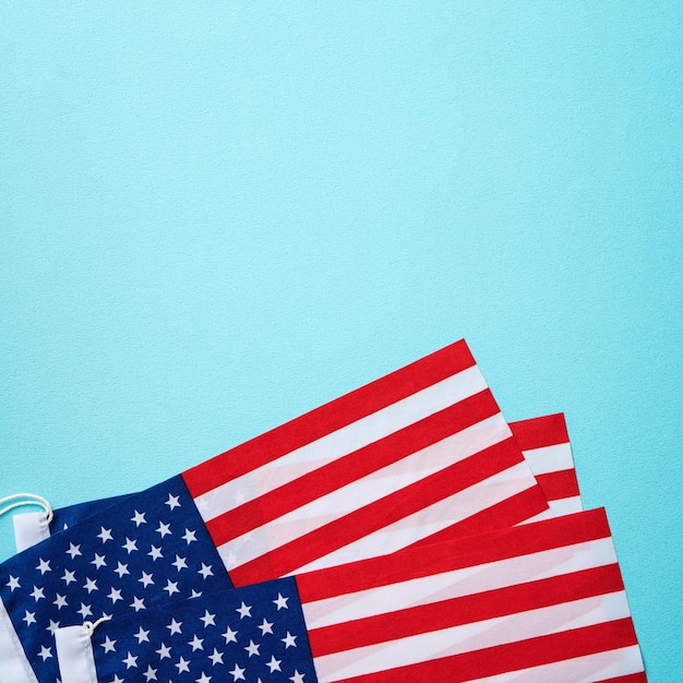 アメリカ合衆国選挙デザイン コンセプト青いテーブル背景にアメリカの国旗