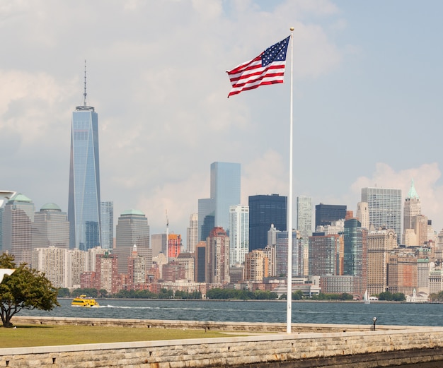 ニューヨークの高層ビルとアメリカ合衆国の国旗