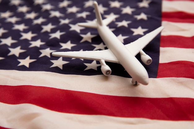 Photo united states flight background airplane toy on a starts and stripes flag