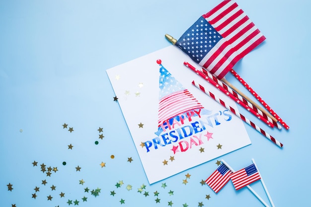 미국 국경일. 파란색 배경에 "HAPPY PRESIDENT'S DAY" 텍스트가 있는 미국 또는 미국 국기, 대통령의 날 개념
