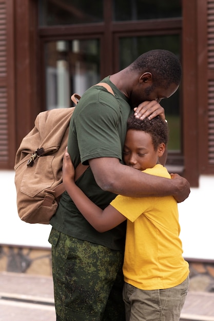 Photo united states soldier departing from his family