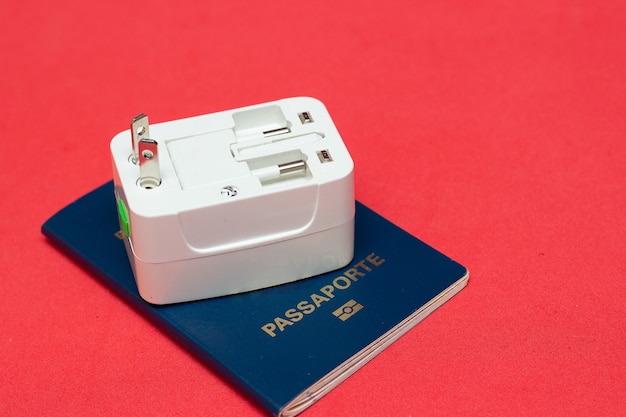 Фото Универсальный адаптер розетки поверх паспорта с цветным фоном
