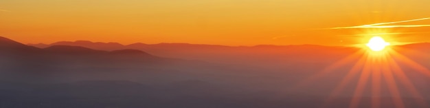 Universele Linkedin-banner met berglandschap bij zonsondergang