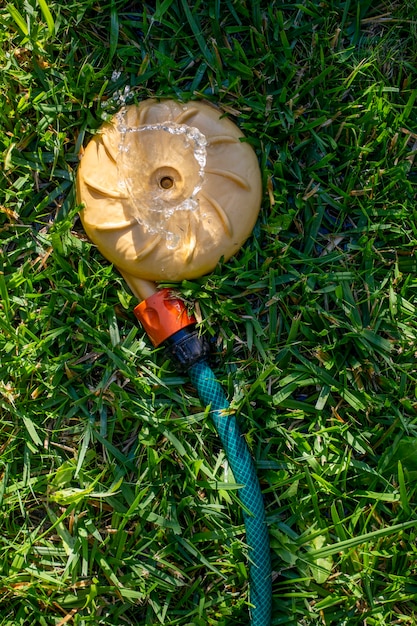 Foto universele tuinsproeier op een groen gazon met een waterfontein