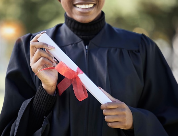 Foto universitair diploma en handen van zwarte vrouw met prijs voor het bestuderen van prestatie close-up afgestudeerde student met papieren certificaat van succesviering en onderwijsdoelen van leren