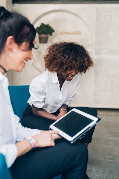 Universitaire studenten die aan een project werken