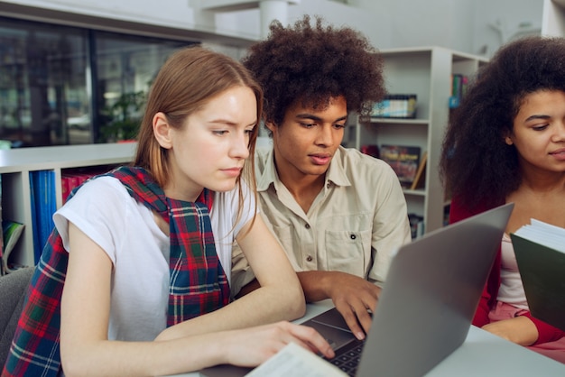 Universitaire studenten studeren samen in een bibliotheek