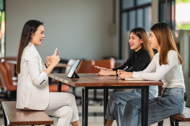 Universiteitsprofessor die les geeft aan studenten in de klas aan de universiteit