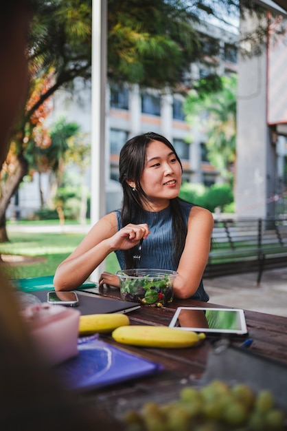 Universiteitsstudent die een salade eet