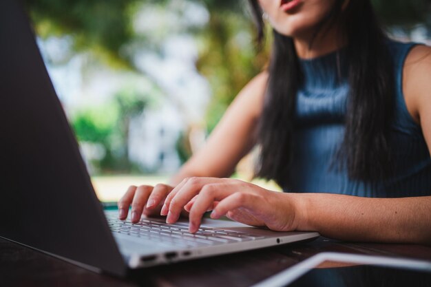 Universiteitsstudent die op een laptop typt