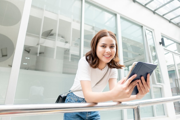 Universiteitsstudent houdt tablet vast