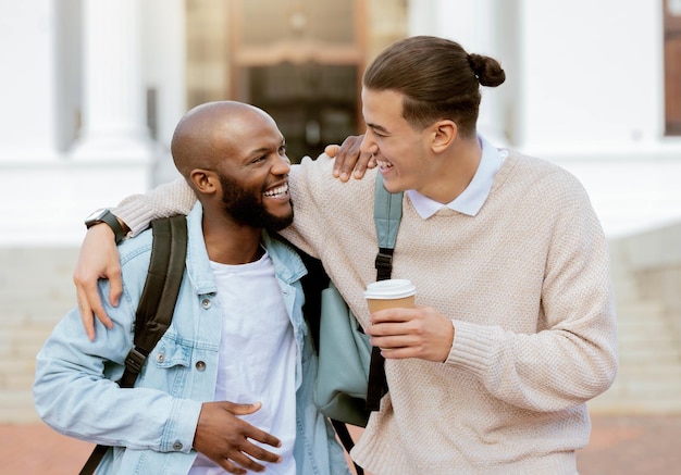 Кампус университета и студенты или друзья смеются вместе за образование в колледже, веселый разговор или поддержка в учебе. Разнообразие чернокожих мужчин или людей обнимают разговоры на свежем воздухе и кофе-брейк с улыбкой.