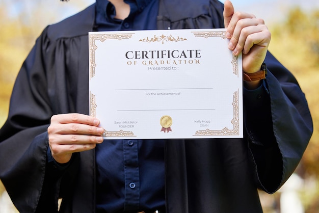 Foto mani universitarie e primo piano del laureato con laurea con spazio mockup per il conseguimento borsa di studio universitaria e zoom di studente o persona in possesso di certificato o diploma con modello per l'istruzione