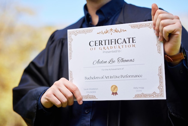 Foto mani dell'università e primo piano di un certificato di laurea per il raggiungimento o l'obiettivo del successo