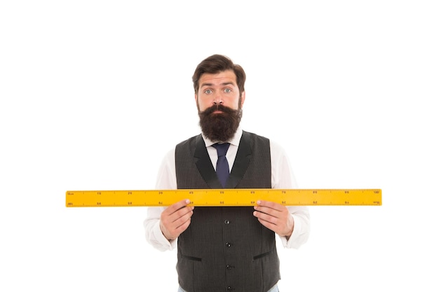 Студент университета, изучающий курс инженерии и естественных наук В науке длину можно измерить метрической линейкой, потрясенной размером бородатого мужчины с линейкой, изолированной на белом датчике и измеряющей