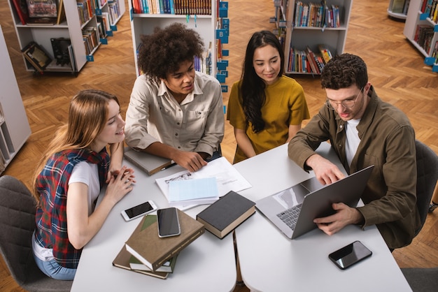 Photo university students are studying in a library together