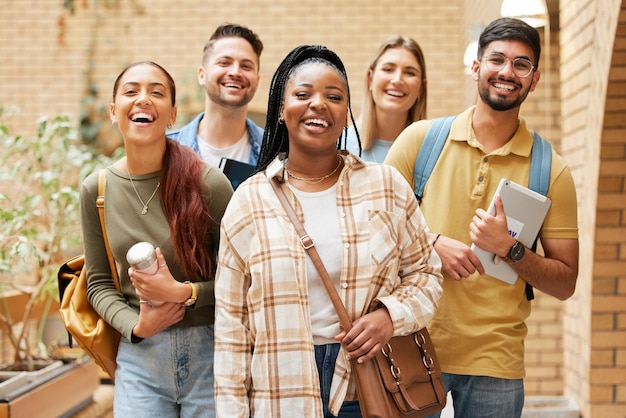 Gruppo di studenti universitari e ritratto di amici che si preparano per l'apprendimento borsa di studio o persone felici che stanno insieme al campus scolastico o all'università e si preparano per lo studio