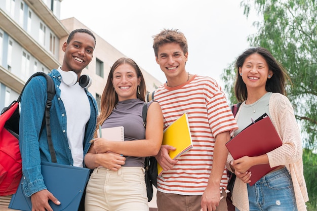 Photo university students looking at camera and smiling multicultural classmates laughing