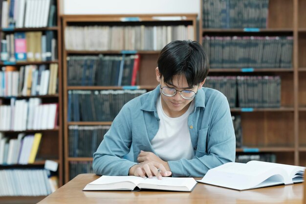 사진 연구를 위해 도서관에서 책을 읽는 대학생들