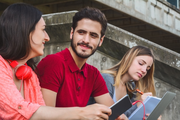 Studenti universitari che prendono una pausa e si rilassano all'aperto.