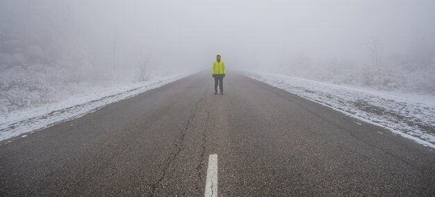 霧の高速道路で未知の男