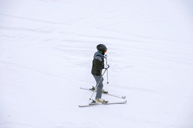 알 수 없는 인식할 수 없는 스키는 Snowplough 스키 기술을 배운다