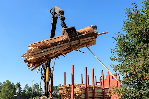 Unloading of wooden boards with a loader manipulator