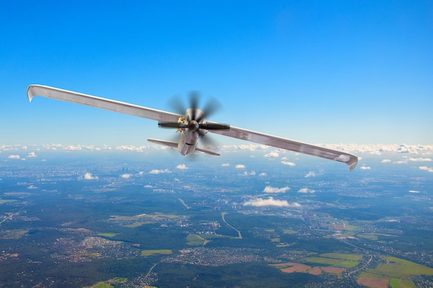 Foto drone militare senza pilota sul territorio aereo di pattuglia a bassa quota