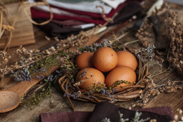 Photo unpainted eggs decorated in a rustic style