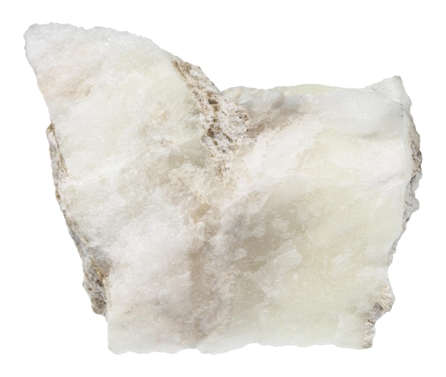 Неполированный минерал пинноита, изолированный на белом