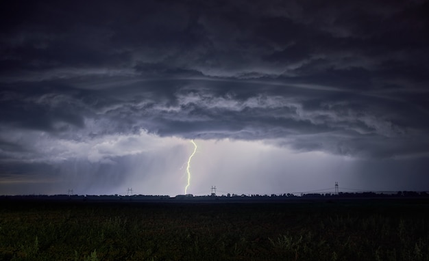 Photo unrealistically thick clouds and lightning strike into the ground