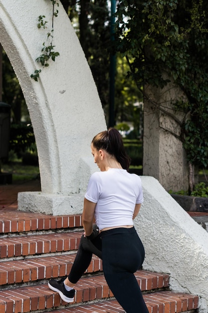 公園で運動している認識できない白人女性。