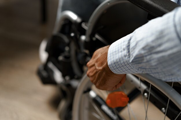 車椅子に座っている認識できない障害者の男性