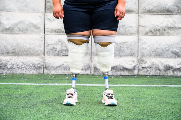 Photo unrecognizable female athlete with prosthetic legs