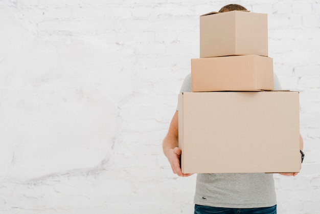 Photo unrecognizable man carrying boxes