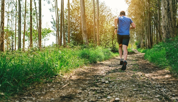 トレイル レースに参加している認識できない男