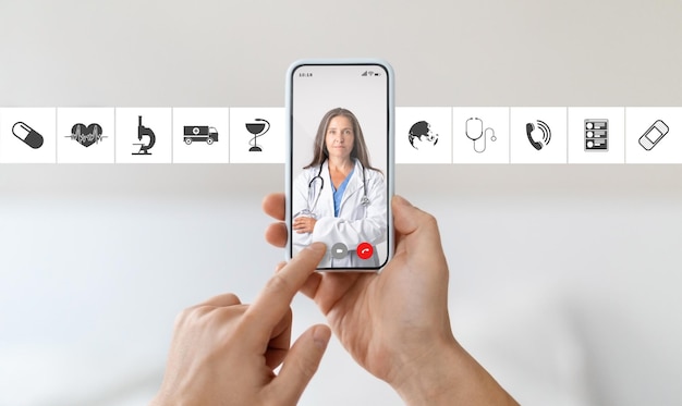 Фото Неузнаваемый мужчина проводит видеоконференцию с женщиной-доктором на смартфоне, получая медицинскую консультацию