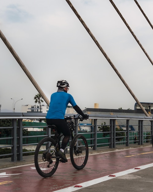 写真 ペルー・リマのミラフローレス地区で自転車に乗る認識できない老人