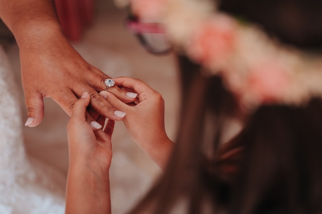 写真 彼女の結婚式の日に花嫁に指輪を置く認識できない人