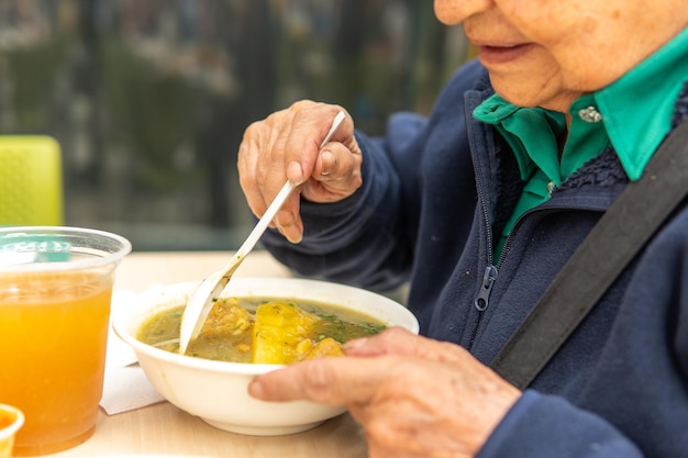 수프를 먹는 인식할 수 없는 노인 여성