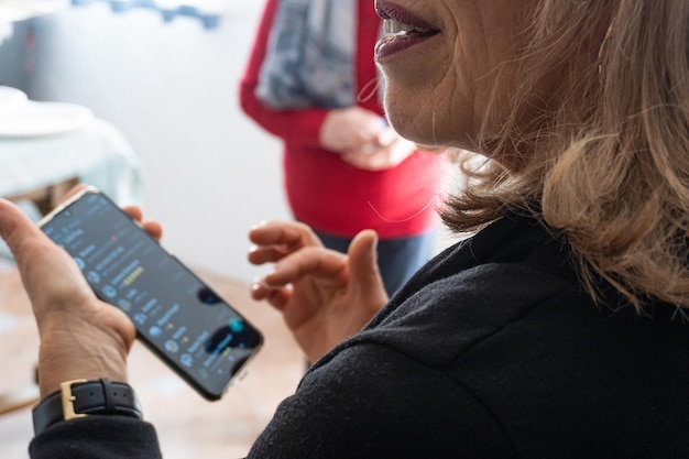 Photo unrecognizable woman consulting the smartphone