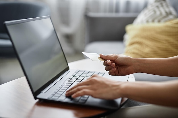 Foto donna irriconoscibile che paga la merce con carta di credito.