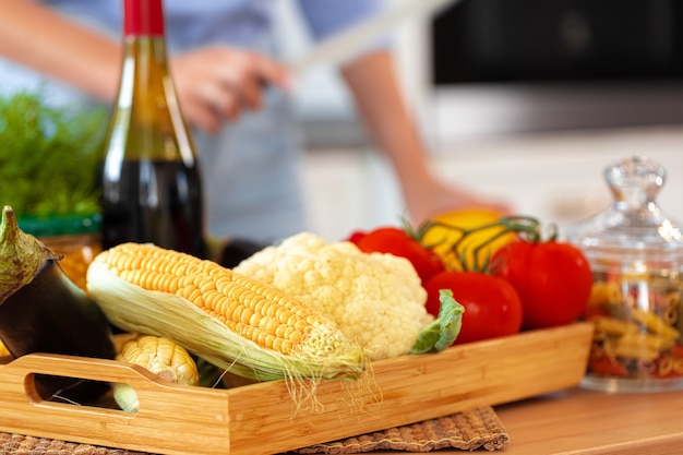 Donna irriconoscibile in piedi nella sua cucina da vicino