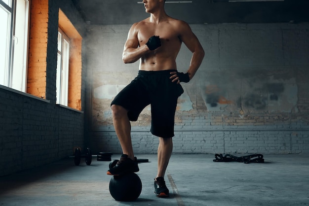 Photo unrecognizable young man preparing for workout in gym